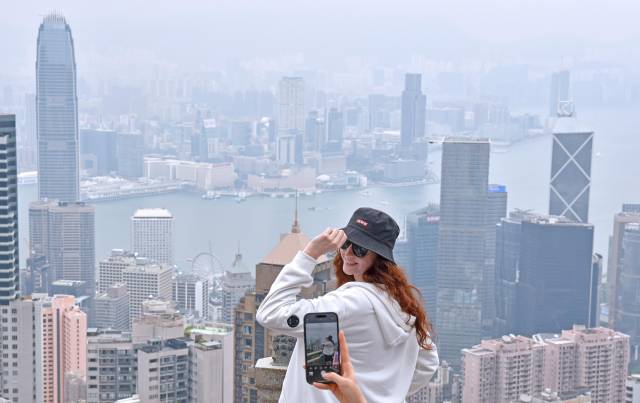 游客在香港太平山顶狮子亭打卡拍照。新华社 发 游客在香港太平山顶狮子亭打卡拍照。新华社 发
