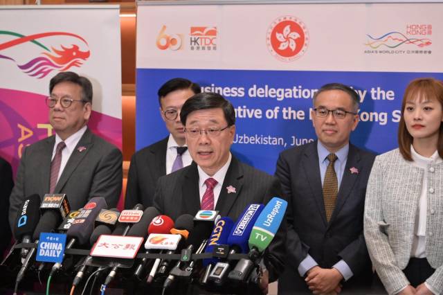 香港特区行政长官李家超与代表团成员召开记者会