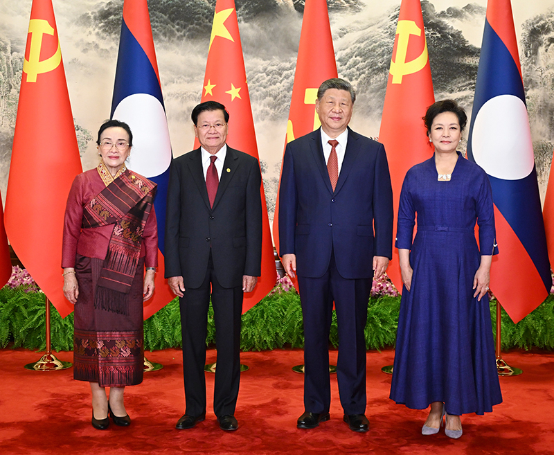 6月5日下午,中共中央总书记、国家主席习近平在北京人民大会堂同来华进行国事访问的老挝人民革命党中央总书记、国家主席通伦举行会谈。这是会谈前,习近平和夫人彭丽媛同通伦和夫人娜丽合影。图片来源:新华网 6月5日下午,中共中央总书记、国家主席习近平在北京人民大会堂同来华进行国事访问的老挝人民革命党中央总书记、国家主席通伦举行会谈。这是会谈前,习近平和夫人彭丽媛同通伦和夫人娜丽合影。图片来源:新华网