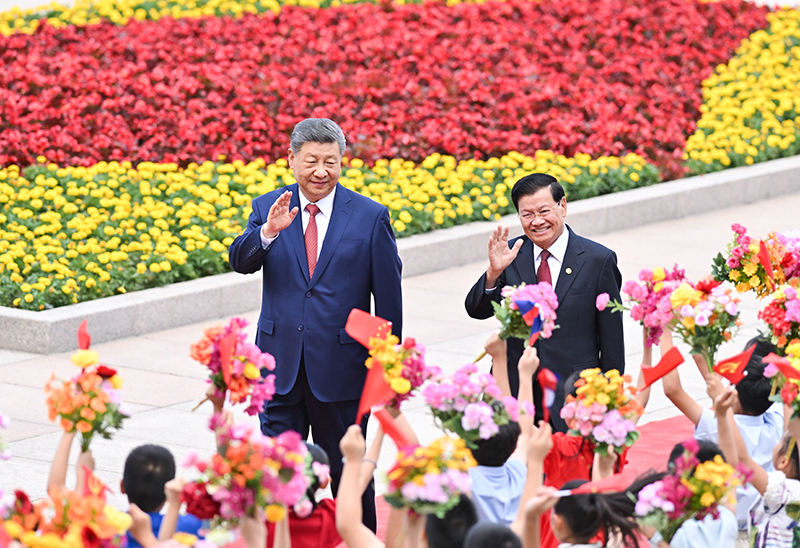 6月5日下午,中共中央总书记、国家主席习近平在北京人民大会堂同来华进行国事访问的老挝人民革命党中央总书记、国家主席通伦举行会谈。这是会谈前,习近平在人民大会堂东门外广场为通伦举行欢迎仪式。图片来源:新华网 6月5日下午,中共中央总书记、国家主席习近平在北京人民大会堂同来华进行国事访问的老挝人民革命党中央总书记、国家主席通伦举行会谈。这是会谈前,习近平在人民大会堂东门外广场为通伦举行欢迎仪式。图片来源:新华网