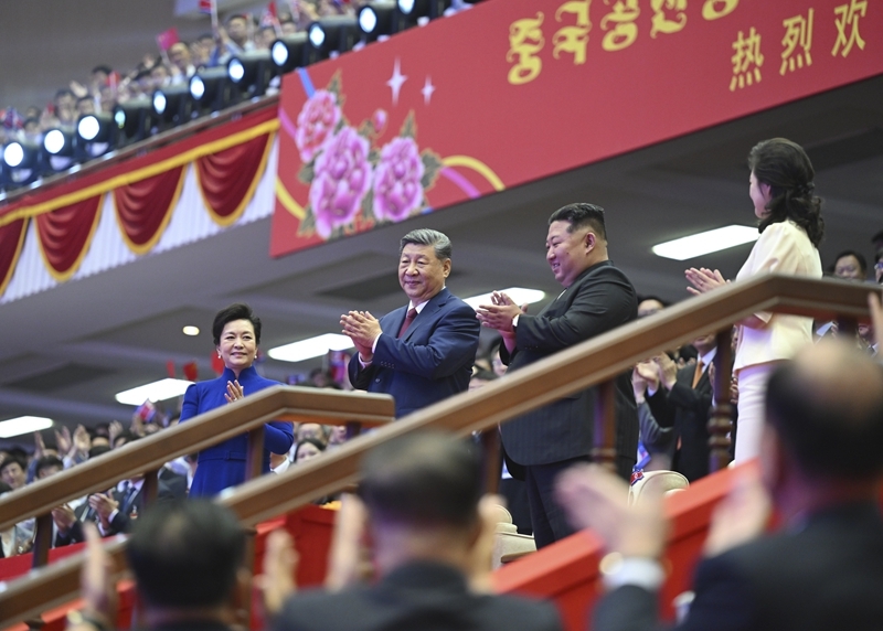 当地时间6月8日晚,中共中央总书记、国家主席习近平和夫人彭丽媛在朝鲜劳动党总书记、国务委员长金正恩和夫人李雪主陪同下,在平壤体育馆同朝鲜各界群众一道观看专场文艺演出。图片来源:新华网 当地时间6月8日晚,中共中央总书记、国家主席习近平和夫人彭丽媛在朝鲜劳动党总书记、国务委员长金正恩和夫人李雪主陪同下,在平壤体育馆同朝鲜各界群众一道观看专场文艺演出。图片来源:新华网