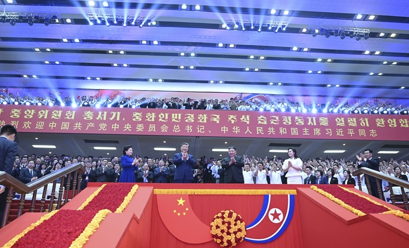 当地时间6月8日晚,中共中央总书记、国家主席习近平和夫人彭丽媛在朝鲜劳动党总书记、国务委员长金正恩和夫人李雪主陪同下,在平壤体育馆同朝鲜各界群众一道观看专场文艺演出。图片来源:新华网 当地时间6月8日晚,中共中央总书记、国家主席习近平和夫人彭丽媛在朝鲜劳动党总书记、国务委员长金正恩和夫人李雪主陪同下,在平壤体育馆同朝鲜各界群众一道观看专场文艺演出。图片来源:新华网