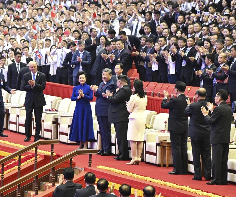 当地时间6月8日晚,中共中央总书记、国家主席习近平和夫人彭丽媛在朝鲜劳动党总书记、国务委员长金正恩和夫人李雪主陪同下,在平壤体育馆同朝鲜各界群众一道观看专场文艺演出。图片来源:新华网 当地时间6月8日晚,中共中央总书记、国家主席习近平和夫人彭丽媛在朝鲜劳动党总书记、国务委员长金正恩和夫人李雪主陪同下,在平壤体育馆同朝鲜各界群众一道观看专场文艺演出。图片来源:新华网