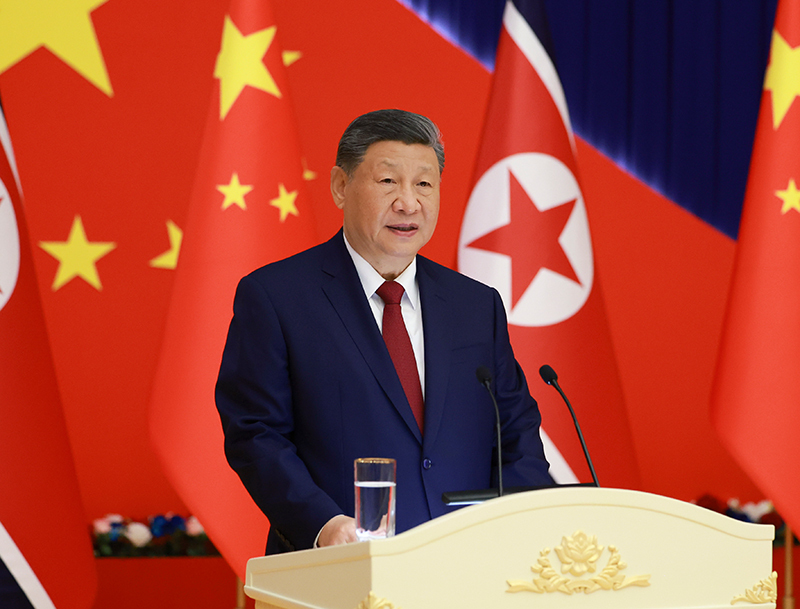 当地时间6月8日晚,中共中央总书记、国家主席习近平和夫人彭丽媛在平壤木兰馆出席朝鲜劳动党总书记、国务委员长金正恩举行的欢迎宴会。这是习近平发表致辞。图片来源:新华网 当地时间6月8日晚,中共中央总书记、国家主席习近平和夫人彭丽媛在平壤木兰馆出席朝鲜劳动党总书记、国务委员长金正恩举行的欢迎宴会。这是习近平发表致辞。图片来源:新华网