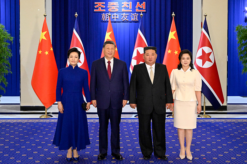 当地时间6月8日晚,中共中央总书记、国家主席习近平和夫人彭丽媛在平壤木兰馆出席朝鲜劳动党总书记、国务委员长金正恩举行的欢迎宴会。这是习近平和彭丽媛同金正恩和夫人李雪主亲切合影。图片来源:新华网 当地时间6月8日晚,中共中央总书记、国家主席习近平和夫人彭丽媛在平壤木兰馆出席朝鲜劳动党总书记、国务委员长金正恩举行的欢迎宴会。这是习近平和彭丽媛同金正恩和夫人李雪主亲切合影。图片来源:新华网