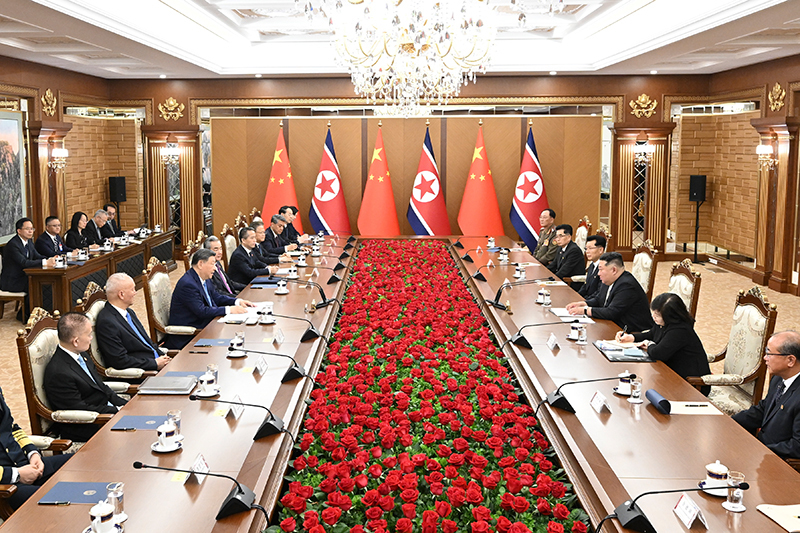 当地时间6月8日下午,中共中央总书记、国家主席习近平在平壤锦绣山迎宾馆同朝鲜劳动党总书记、国务委员长金正恩举行会谈。图片来源:新华网 当地时间6月8日下午,中共中央总书记、国家主席习近平在平壤锦绣山迎宾馆同朝鲜劳动党总书记、国务委员长金正恩举行会谈。图片来源:新华网