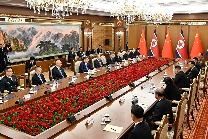 当地时间6月8日下午,中共中央总书记、国家主席习近平在平壤锦绣山迎宾馆同朝鲜劳动党总书记、国务委员长金正恩举行会谈。图片来源:新华网 当地时间6月8日下午,中共中央总书记、国家主席习近平在平壤锦绣山迎宾馆同朝鲜劳动党总书记、国务委员长金正恩举行会谈。图片来源:新华网