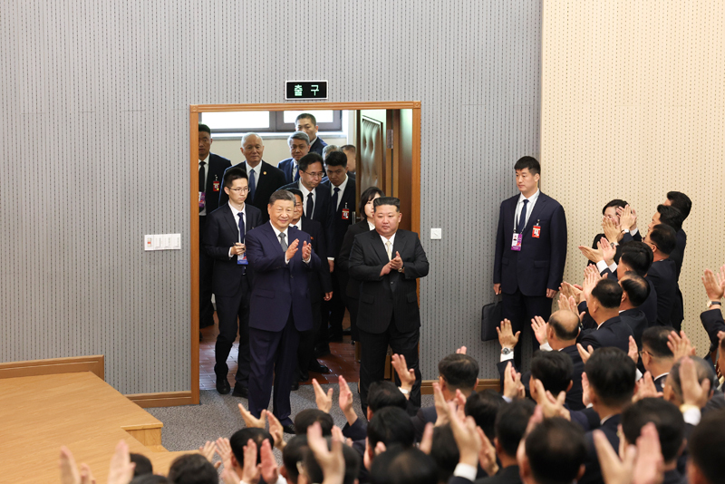 当地时间6月9日上午,中共中央总书记、国家主席习近平在朝鲜劳动党总书记、国务委员长金正恩陪同下,参访位于平壤的朝鲜劳动党中央干部学校。这是在金正恩陪同下,习近平步入学校阶梯教室。图片来源:新华网 当地时间6月9日上午,中共中央总书记、国家主席习近平在朝鲜劳动党总书记、国务委员长金正恩陪同下,参访位于平壤的朝鲜劳动党中央干部学校。这是在金正恩陪同下,习近平步入学校阶梯教室。图片来源:新华网