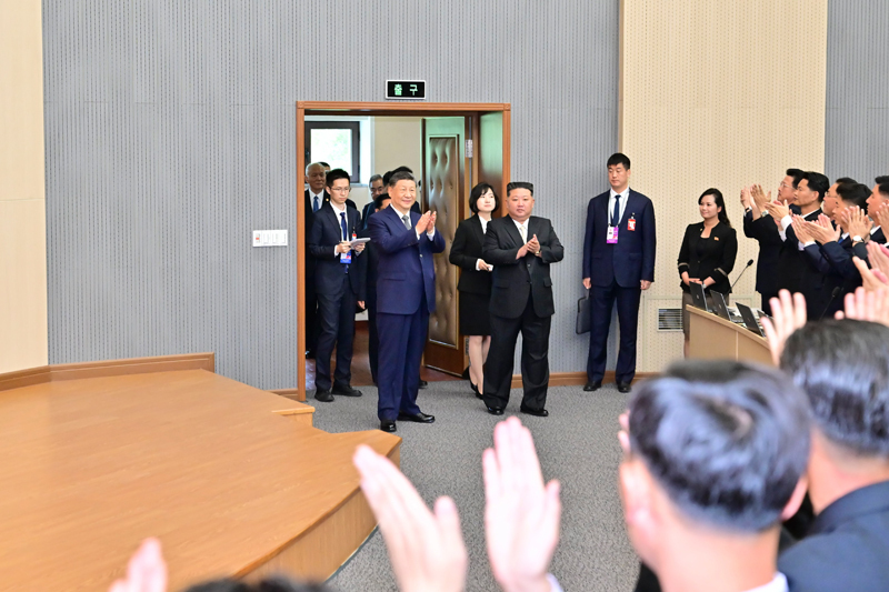 当地时间6月9日上午,中共中央总书记、国家主席习近平在朝鲜劳动党总书记、国务委员长金正恩陪同下,参访位于平壤的朝鲜劳动党中央干部学校。这是在金正恩陪同下,习近平步入学校阶梯教室。图片来源:新华网 当地时间6月9日上午,中共中央总书记、国家主席习近平在朝鲜劳动党总书记、国务委员长金正恩陪同下,参访位于平壤的朝鲜劳动党中央干部学校。这是在金正恩陪同下,习近平步入学校阶梯教室。图片来源:新华网