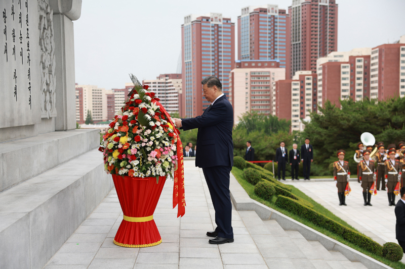 当地时间6月9日上午,正在朝鲜进行国事访问的中共中央总书记、国家主席习近平和夫人彭丽媛参谒中朝友谊塔。朝鲜劳动党总书记、国务委员长金正恩和夫人李雪主陪同。这是习近平整理花篮缎带。图片来源:新华网 当地时间6月9日上午,正在朝鲜进行国事访问的中共中央总书记、国家主席习近平和夫人彭丽媛参谒中朝友谊塔。朝鲜劳动党总书记、国务委员长金正恩和夫人李雪主陪同。这是习近平整理花篮缎带。图片来源:新华网