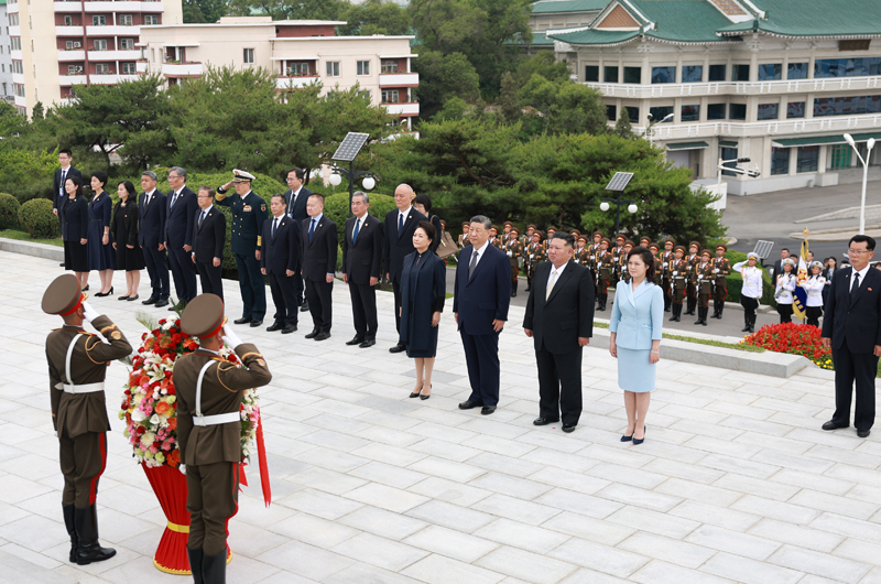 当地时间6月9日上午,正在朝鲜进行国事访问的中共中央总书记、国家主席习近平和夫人彭丽媛参谒中朝友谊塔。朝鲜劳动党总书记、国务委员长金正恩和夫人李雪主陪同。图片来源:新华网 当地时间6月9日上午,正在朝鲜进行国事访问的中共中央总书记、国家主席习近平和夫人彭丽媛参谒中朝友谊塔。朝鲜劳动党总书记、国务委员长金正恩和夫人李雪主陪同。图片来源:新华网