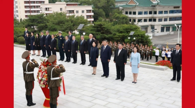 习近平和彭丽媛参谒中朝友谊塔
