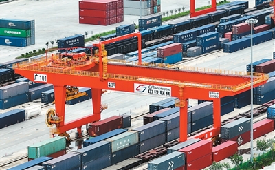 广州国际港门吊有序作业,集装箱规整码放,保障粤港澳大湾区国际班列顺畅开行。 广州国际港门吊有序作业,集装箱规整码放,保障粤港澳大湾区国际班列顺畅开行。