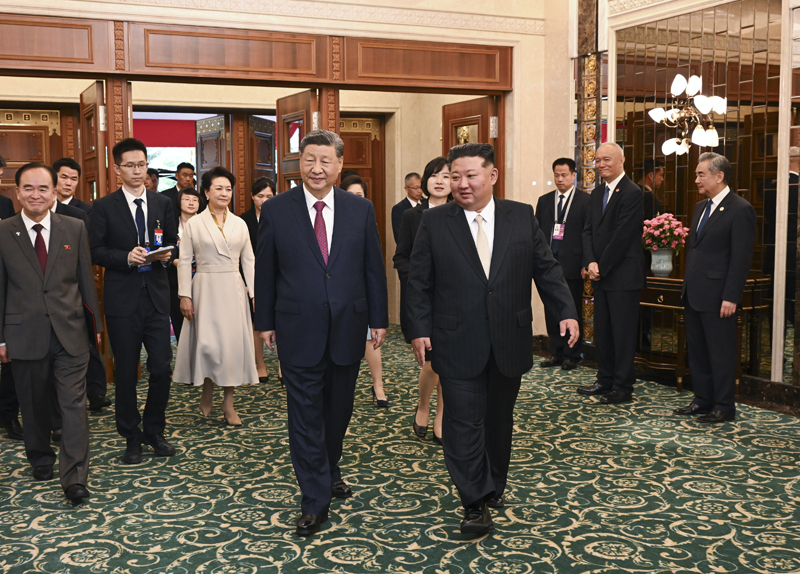 当地时间6月9日,中共中央总书记、国家主席习近平和夫人彭丽媛在平壤锦绣山迎宾馆出席朝鲜劳动党总书记、国务委员长金正恩和夫人李雪主举行的小范围午宴。图片来源:新华网 当地时间6月9日,中共中央总书记、国家主席习近平和夫人彭丽媛在平壤锦绣山迎宾馆出席朝鲜劳动党总书记、国务委员长金正恩和夫人李雪主举行的小范围午宴。图片来源:新华网