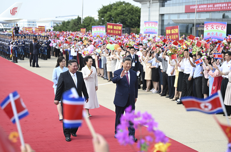当地时间6月9日下午,中共中央总书记、国家主席习近平结束对朝鲜的国事访问离开平壤。朝鲜劳动党总书记、国务委员长金正恩和夫人李雪主到机场送行,为习近平和夫人彭丽媛举行隆重的欢送仪式。图片来源:新华网 当地时间6月9日下午,中共中央总书记、国家主席习近平结束对朝鲜的国事访问离开平壤。朝鲜劳动党总书记、国务委员长金正恩和夫人李雪主到机场送行,为习近平和夫人彭丽媛举行隆重的欢送仪式。图片来源:新华网