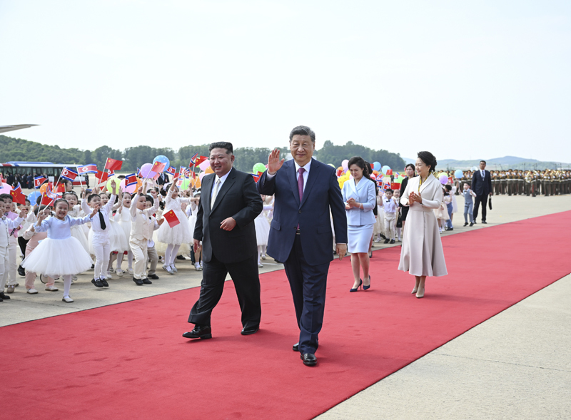 当地时间6月9日下午,中共中央总书记、国家主席习近平结束对朝鲜的国事访问离开平壤。朝鲜劳动党总书记、国务委员长金正恩和夫人李雪主到机场送行,为习近平和夫人彭丽媛举行隆重的欢送仪式。图片来源:新华网 当地时间6月9日下午,中共中央总书记、国家主席习近平结束对朝鲜的国事访问离开平壤。朝鲜劳动党总书记、国务委员长金正恩和夫人李雪主到机场送行,为习近平和夫人彭丽媛举行隆重的欢送仪式。图片来源:新华网