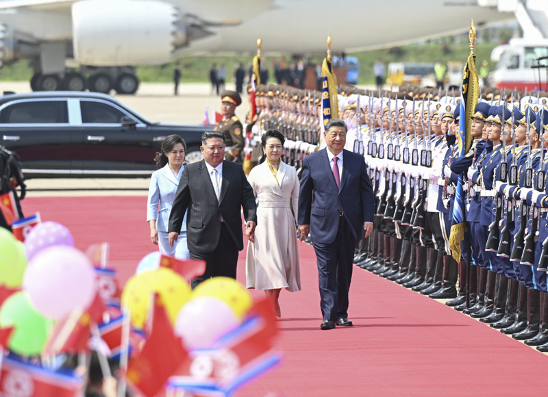 当地时间6月9日下午,中共中央总书记、国家主席习近平结束对朝鲜的国事访问离开平壤。朝鲜劳动党总书记、国务委员长金正恩和夫人李雪主到机场送行,为习近平和夫人彭丽媛举行隆重的欢送仪式。图片来源:新华网 当地时间6月9日下午,中共中央总书记、国家主席习近平结束对朝鲜的国事访问离开平壤。朝鲜劳动党总书记、国务委员长金正恩和夫人李雪主到机场送行,为习近平和夫人彭丽媛举行隆重的欢送仪式。图片来源:新华网