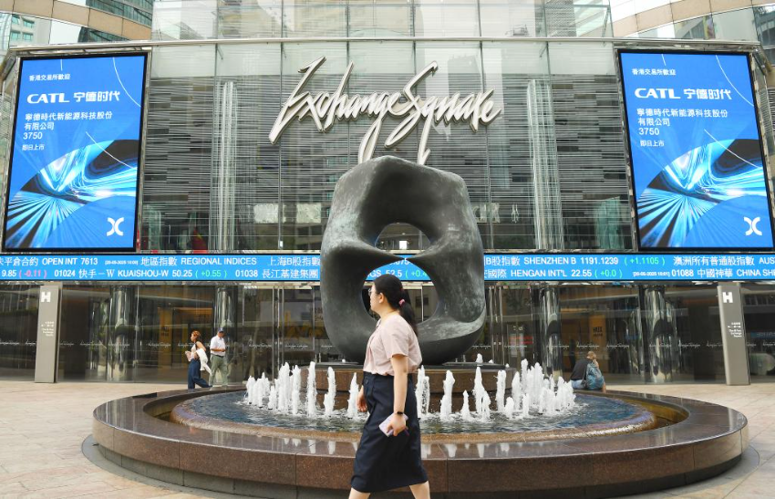 这是2025年5月20日在香港交易所外拍摄的宁德时代上市海报。 这是2025年5月20日在香港交易所外拍摄的宁德时代上市海报。