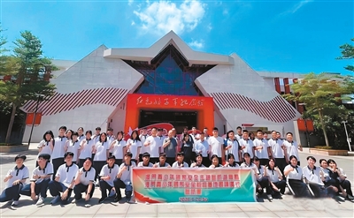 澳门青少年国家安全主题参访游学团在海南琼海红色娘子军纪念园参观。 澳门青少年国家安全主题参访游学团在海南琼海红色娘子军纪念园参观。