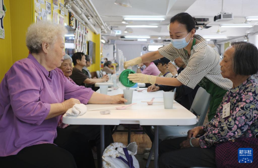 在香港深水埗的惜食堂社区中心，符合援助资格的市民可在这里免费用餐（5月7日摄）。