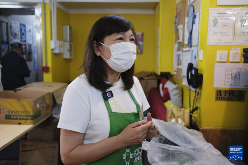 在香港深水埗的惜食堂社区中心，义工郭陈丽洁接受新华社记者采访（5月7日摄）。