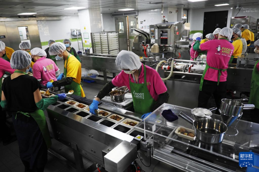 这是6月2日拍摄的香港惜食堂赛马会食品制作中心的流水线操作间。