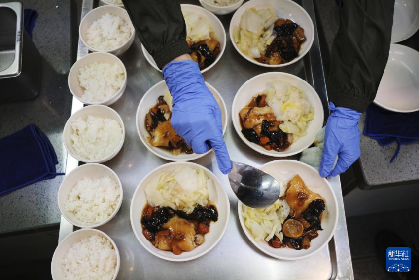 在香港深水埗的惜食堂社区中心，义工在帮助分发饭菜（5月7日摄）。