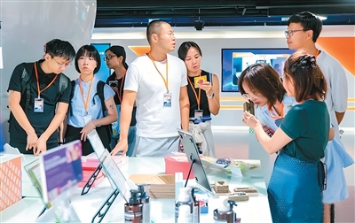香港青年参观粤港澳大湾区(广东)创新创业孵化基地。 香港青年参观粤港澳大湾区(广东)创新创业孵化基地。