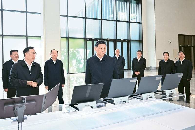 2025年11月7日至8日,中共中央总书记、国家主席、中央军委主席习近平在广东考察。这是8日上午,习近平在广州察看广东科技创新和产业创新融合发展成果展示。图片来源:新华网 2025年11月7日至8日,中共中央总书记、国家主席、中央军委主席习近平在广东考察。这是8日上午,习近平在广州察看广东科技创新和产业创新融合发展成果展示。图片来源:新华网