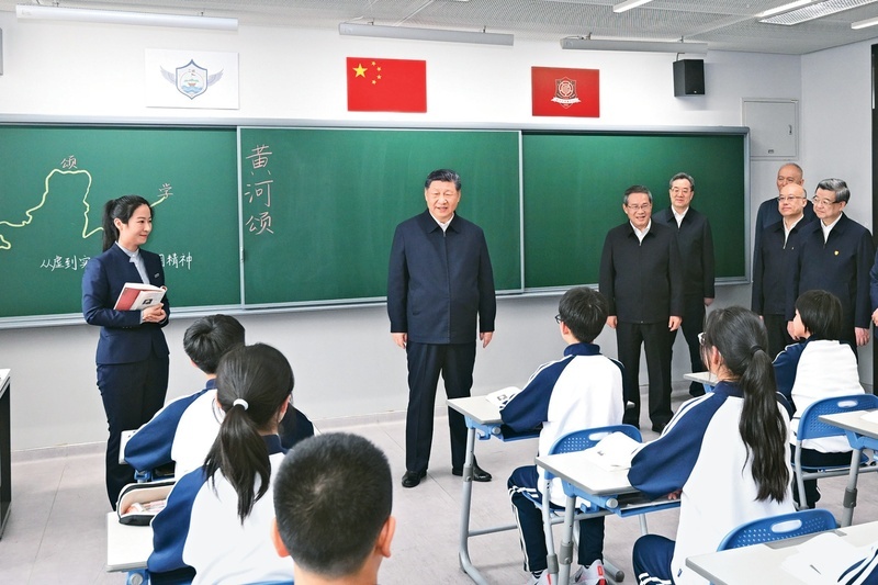2026年3月23日,中共中央总书记、国家主席、中央军委主席习近平在河北雄安新区考察,并主持召开深入推进雄安新区高质量建设和发展座谈会。这是23日上午,习近平在北京四中雄安校区考察时,走进教室同师生亲切交谈。图片来源:新华网 2026年3月23日,中共中央总书记、国家主席、中央军委主席习近平在河北雄安新区考察,并主持召开深入推进雄安新区高质量建设和发展座谈会。这是23日上午,习近平在北京四中雄安校区考察时,走进教室同师生亲切交谈。图片来源:新华网