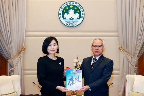 图为廉政专员向岑浩辉提交《2025澳门廉政公署工作报告》。