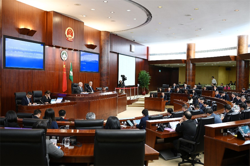图为岑浩辉列席立法会全体会议，回顾特区政府上半年施政，介绍下半年工作重点，并就经济社会民生事务等议题回应议员提问。 