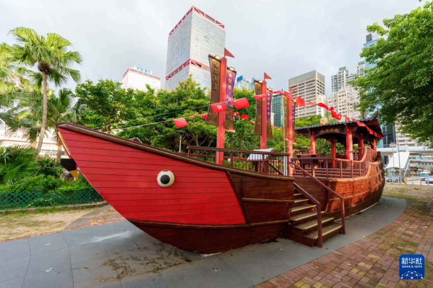 这是6月19日拍摄的香港中山公园海滨长廊旁的红头船。