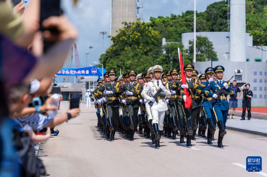 这是6月20日在军营开放活动上拍摄的升国旗仪式。