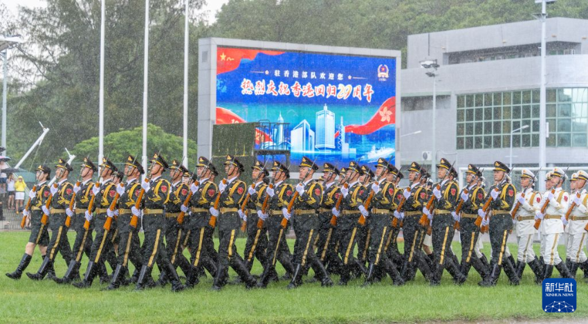 这是6月20日在军营开放活动上拍摄的分列式展示。
