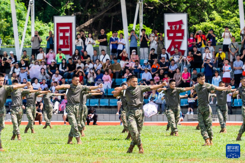 这是6月20日在军营开放活动上拍摄的格斗技术展示。