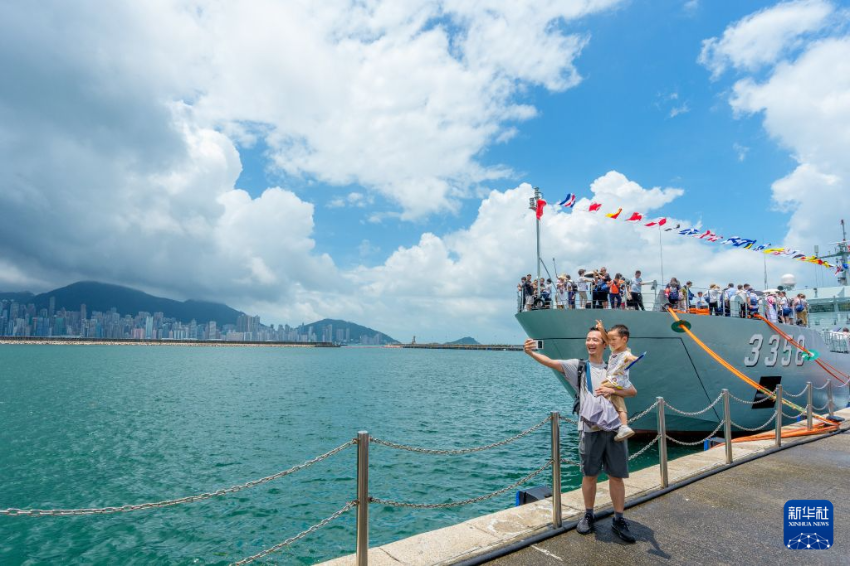 6月20日，市民在军营开放活动上拍照留影