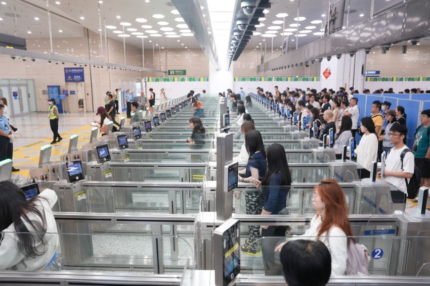 2026年4月24日，旅客从横琴口岸有序通关。