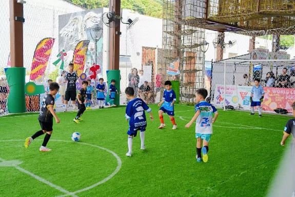 荔枝碗船厂片区的“迷你足球场”吸引孩子们积极参与。