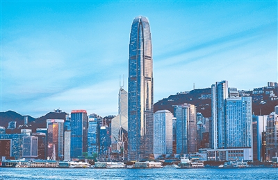 图为高楼林立的香港维多利亚港。