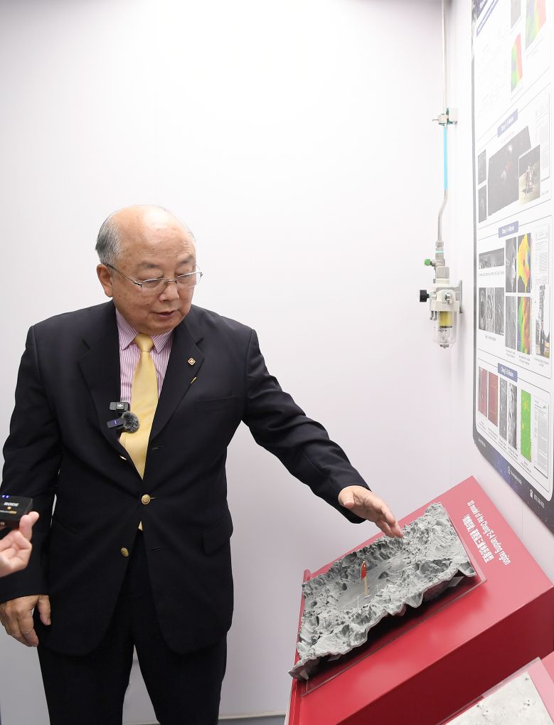 2024年6月15日，香港理工大学深空探测研究中心主任容启亮为记者讲解“嫦娥四号”着陆区三维地形模型。