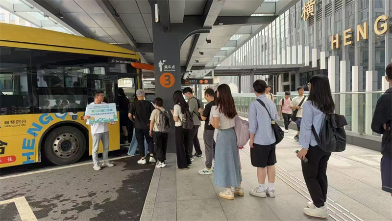 图为在横琴口岸开设的往返考点免费专线巴士,为考生提供交通便利。 图为在横琴口岸开设的往返考点免费专线巴士,为考生提供交通便利。