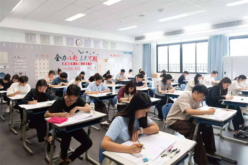 图为参加笔试的考生从容应考。 图为参加笔试的考生从容应考。