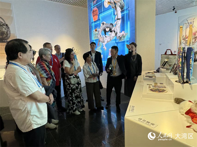 图为与会代表们参观“文创里的古代中国”展览。
