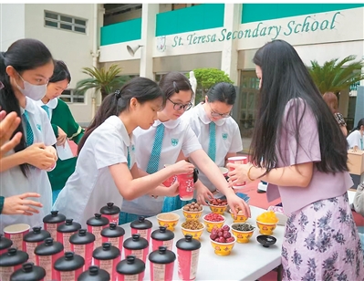 图为香港师生在了解来自宁夏的八宝茶。 图为香港师生在了解来自宁夏的八宝茶。