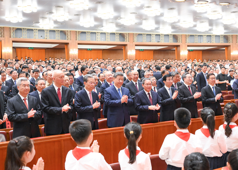 6月29日晚,庆祝中国共产党成立105周年音乐会《人民至上》在北京举行。习近平、李强、赵乐际、王沪宁、蔡奇、丁薛祥、李希、韩正等党和国家领导人,同约3000名观众一起观看演出。图片来源:新华网 6月29日晚,庆祝中国共产党成立105周年音乐会《人民至上》在北京举行。习近平、李强、赵乐际、王沪宁、蔡奇、丁薛祥、李希、韩正等党和国家领导人,同约3000名观众一起观看演出。图片来源:新华网