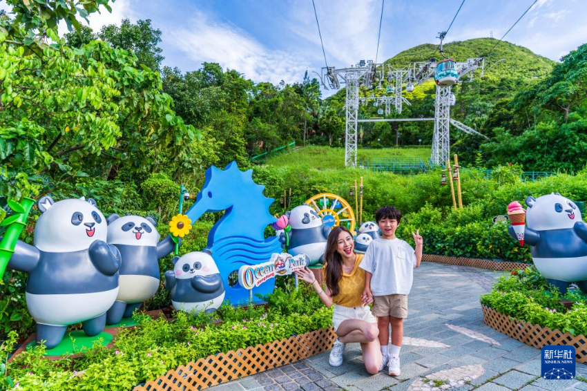 6月30日,在香港海洋公园,受邀模特在一处大熊猫主题打卡点拍照。 6月30日,在香港海洋公园,受邀模特在一处大熊猫主题打卡点拍照。