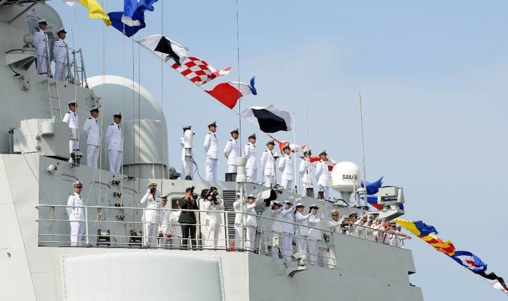 2012年4月30日,准备停靠于昂船洲海军码头的海口舰上的官兵向香港民众挥手致意。 2012年4月30日,准备停靠于昂船洲海军码头的海口舰上的官兵向香港民众挥手致意。