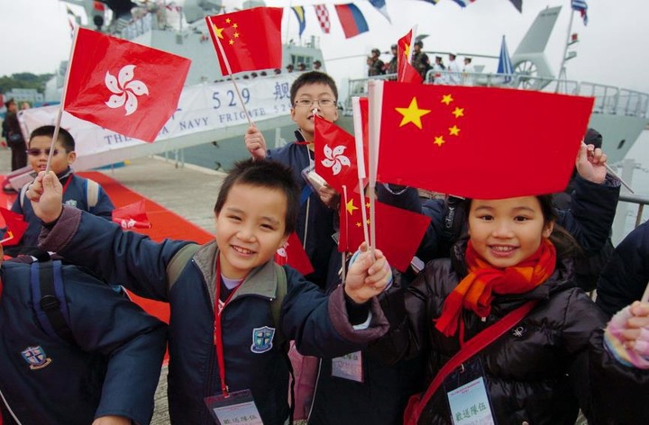 2009年12月17日,200名香港学生代表在昂船洲军港码头挥舞着国旗和香港特区区旗为中国海军529护航编队送行。 2009年12月17日,200名香港学生代表在昂船洲军港码头挥舞着国旗和香港特区区旗为中国海军529护航编队送行。