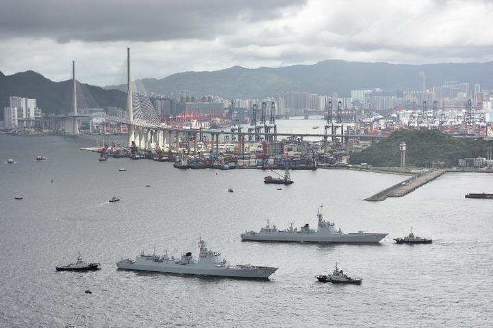 2017年7月7日,海军济南舰(前)和银川舰驶入香港维多利亚港。 2017年7月7日,海军济南舰(前)和银川舰驶入香港维多利亚港。